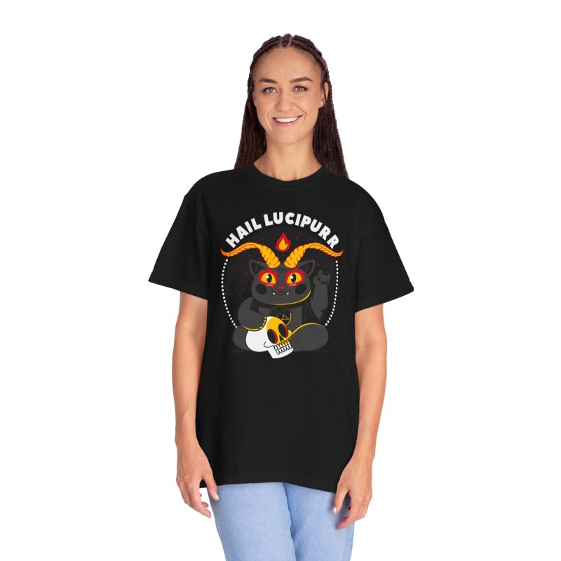 Person wearing a tee with a dark gray horned cat with yellow eyes, a skull, a pentagram and a flame inside a white dotted circle printed on the front