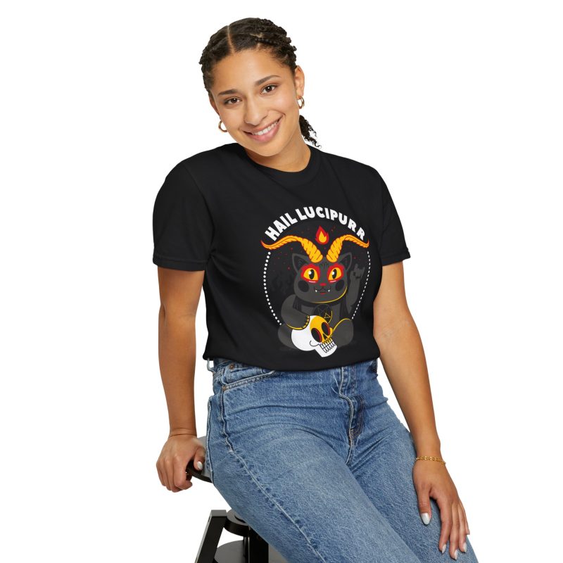 Person wearing a tee with a dark gray horned cat with yellow eyes, a skull, a pentagram and a flame inside a white dotted circle printed on the front