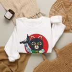 A lucky cat in a black balaclava with blue arm tattoos, a submachine gun, a yellow money bag and a red disc in the front print