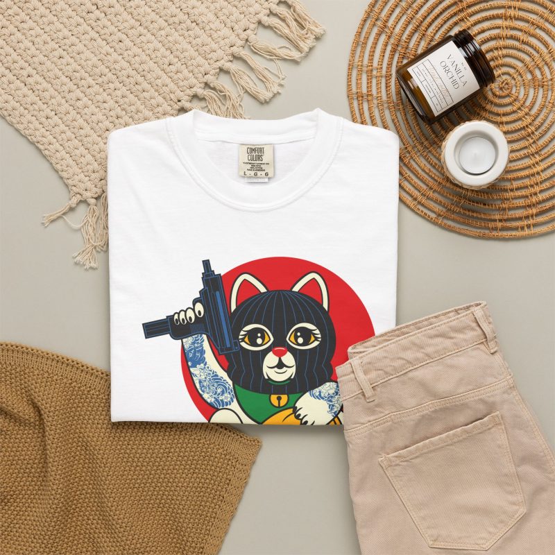 A lucky cat in a black balaclava with blue arm tattoos, a submachine gun, a yellow money bag and a red disc in the front print