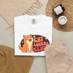 Smiling orange tabby, cream hearts and starbursts inside a retro Cat Lovers Club badge in the front print