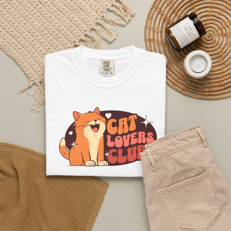 Smiling orange tabby, cream hearts and starbursts inside a retro Cat Lovers Club badge in the front print