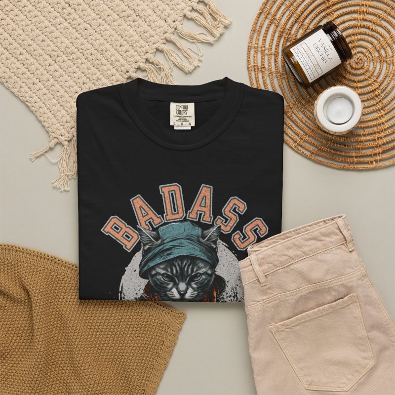 Detail of the tabby in a cap, jacket and scarf graphic on the tee